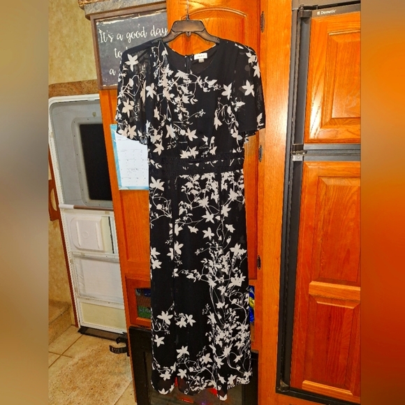 A Calvin Klein Floral Black and White lined maxi Dress in a size 12. Pre-loved - Picture 1 of 13